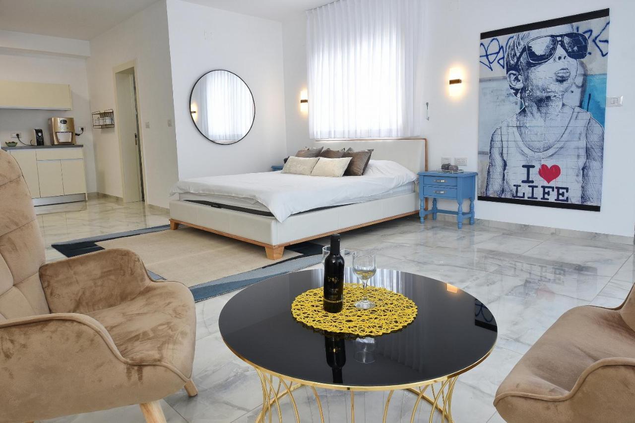 הסויטות של פולי Apartment Manot Exterior foto