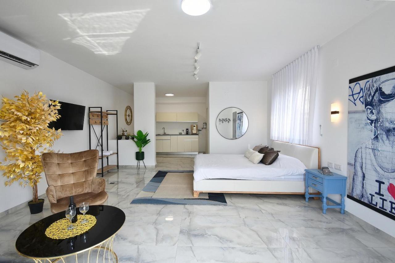 הסויטות של פולי Apartment Manot Exterior foto