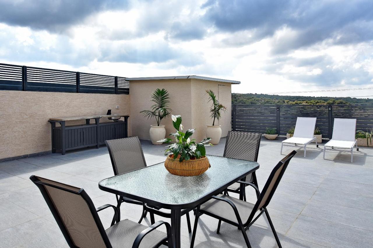 הסויטות של פולי Apartment Manot Exterior foto